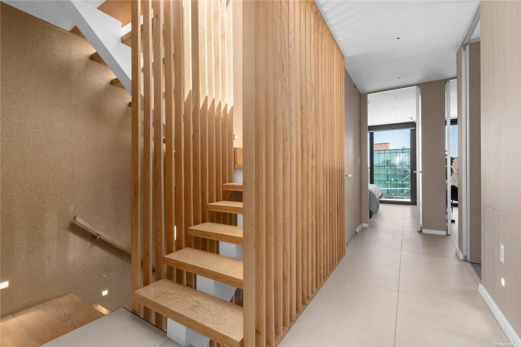 Vila 2 Story In Upper Ditmars Astoria Queens
